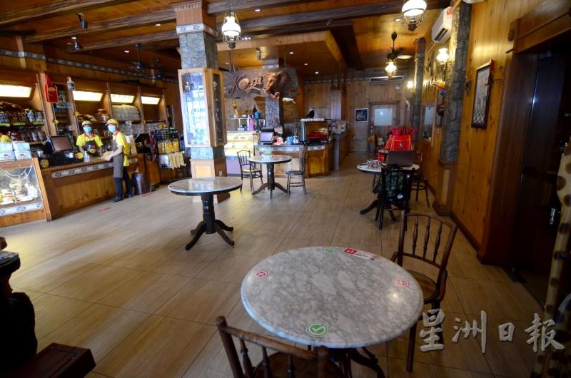 因有部分顾客不戴口罩及不保持人身距离，麻坡本土434咖啡馆决定在哈芝节连假期间禁止堂食，避免馆内出现人潮拥挤现象。
