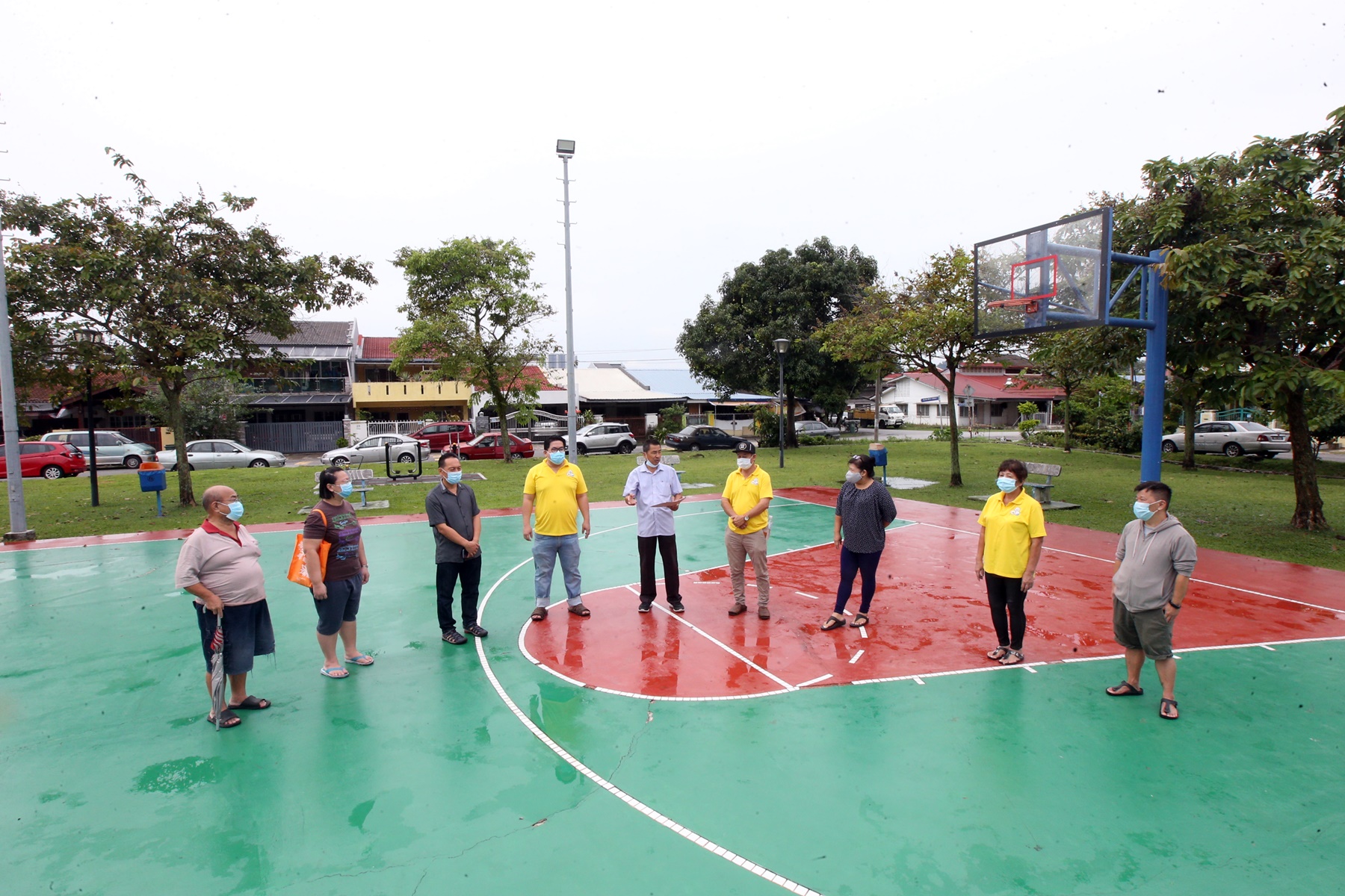 余保凭（右五起）、黄富裕及居民希望吉隆坡市政局可以在公园增设跑步道及提升公园设施，让居民可以享用强身健体。