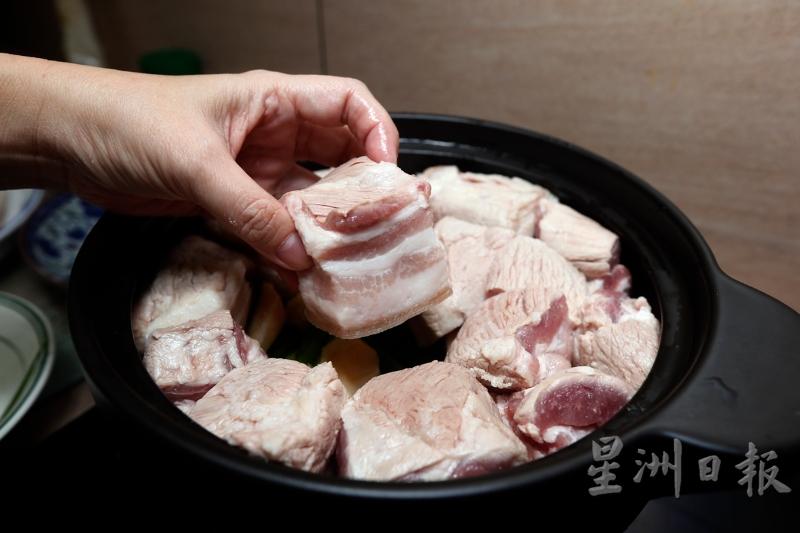 把五花肉焯水后，五花肉皮朝下，紧密的放到砂锅里。