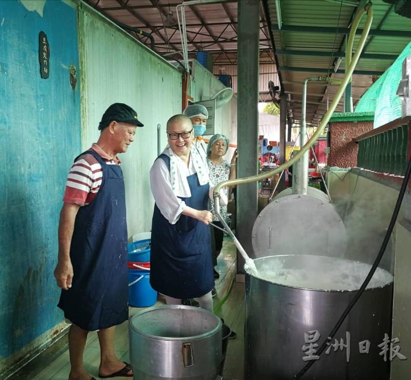 来自马六甲的朱先生亲自到东禅寺传授觉诚法师制作豆腐技巧。
