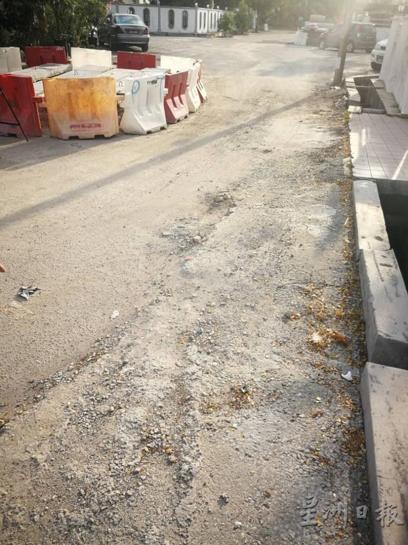 去年杪在武吉士基劳展开的中央排污系统工程，也导致住宅区路面损坏，承包商迟迟未维修。