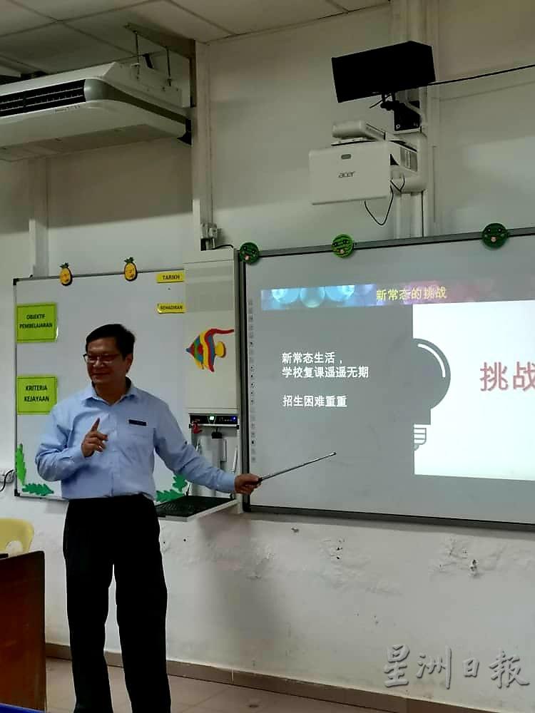 张永庆亲自到波县各华小，向学生讲解波中的教学理念。