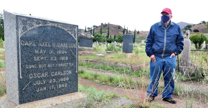 Historian and author Dave Anderson stands beside the grave of Army Private Carl Axel Carlson who died of the Spanish Flu in 1918. AFP