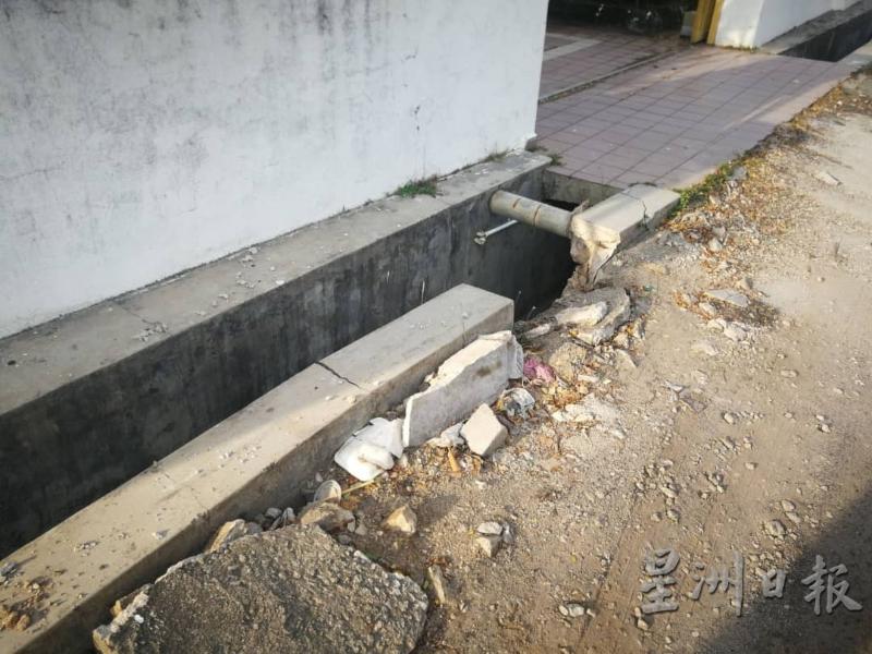 中央排污系统工程去年杪不慎导致武吉乌18巷一间民宅户外沟渠损坏。