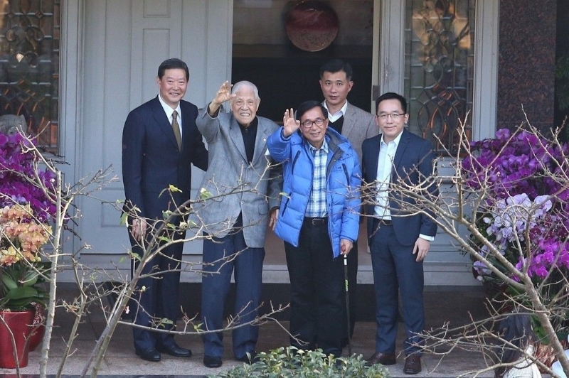 2018年1月，李登辉（左二）喜迎96岁生日，陈水扁（右二）亲赴翠山庄祝贺。