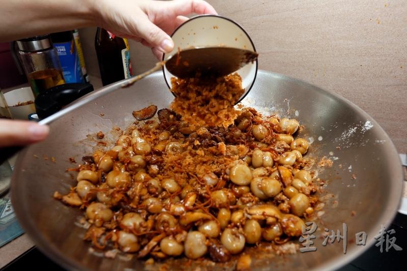加入适量的黑抽让其上色，依序加入虾米、炸葱及胡椒粉炒匀即可。