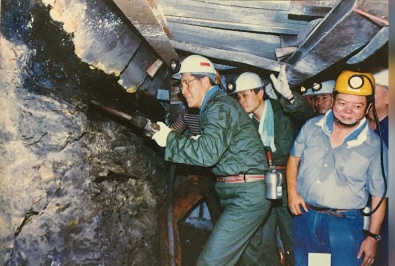 李登辉（左）早年于担任台湾省主席任内，曾深入位于新北市瑞芳区的瑞三煤矿，体验矿坑采煤辛苦。(中央社照片）