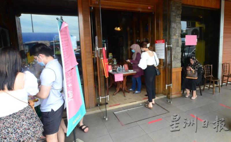 咖啡馆在佳节期间仅提供外带服务，并在门口让顾客选购咖啡等产品，禁止顾客涌入馆内。