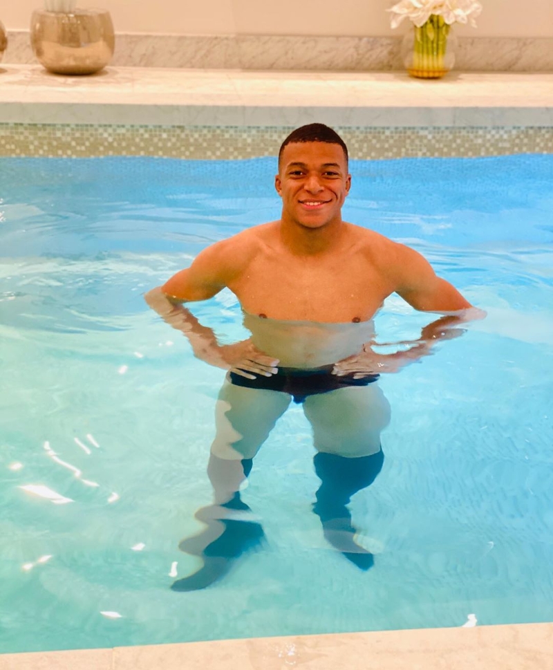 姆巴佩日前嗮出自己在游泳池游泳照片，保持积极心态去面对伤病，但他预计会错过与亚特兰的的欧冠8强赛。（姆巴佩IG照片）