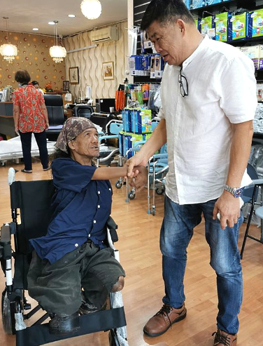 Daud thanks Kuan for fulfilling his electrical wheelchair wish. SIN CHEW DAILY