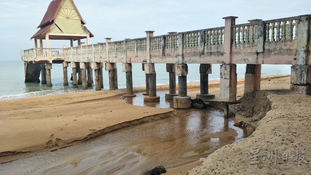 老态龙钟的废弃码头，加上海滩成河的破相，严重影响游客对海浴场的观感和兴致。