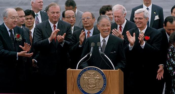 1995年，李登辉以私人行程名义访问母校、美国康内尔大学并发表演讲，是史上首位进入美国的台湾领导人，但此举导致两岸关系紧张，引发1996年台海飞弹危机。（美联社照片）