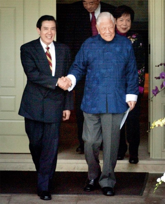2010年2 月14日，马英九（左）大年初一拜会李登辉（右二），两人晤谈近50分钟，随后李登辉夫妇亲自送客。