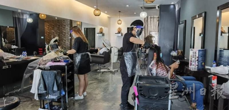 Hair Factory发廊以分天的方式，来为顾客提供染、烫发服务。