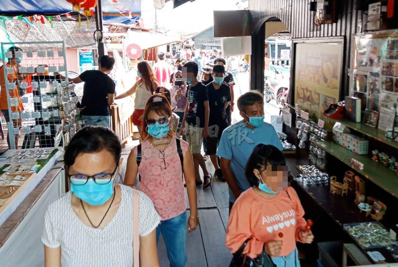旅游区绝大部分的游客都有戴口罩，但相信天气炎热，一些人将口罩拉至下巴透气。