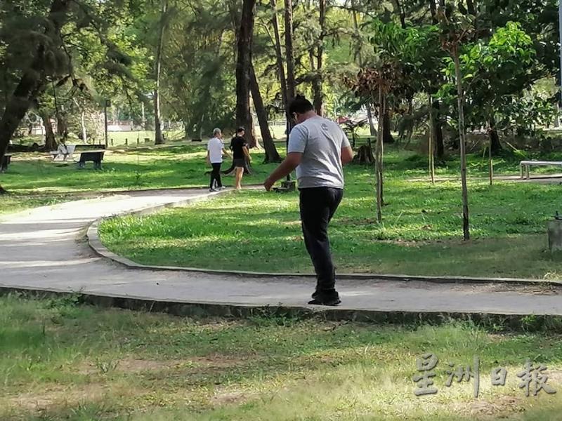 于公园内跑步中的民众，为避免呼吸困难或窒息，并未戴上口罩。