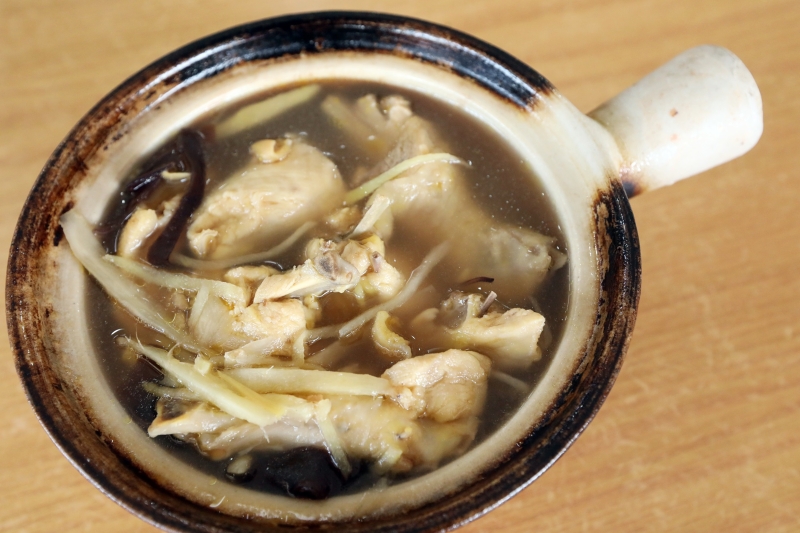 黄酒鸡用料实在，以自酿的黄酒及菜园鸡烹调而成，喝上一口可相当暖胃。（RM22）