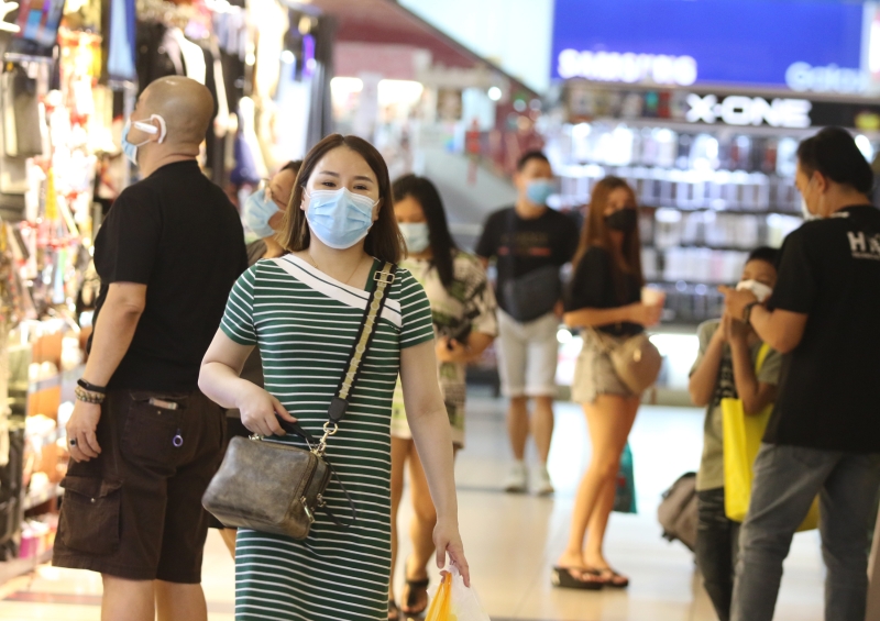 在公共场所强制戴口罩措施落实首日，购物广场内的商家、员工和消费者，几乎人人都戴上口罩。