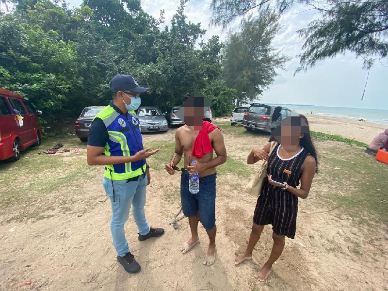 哥打丁宜警方出动特别行动小组，到峇都拉雅（Batu Layar）公共海边展开执法行动。