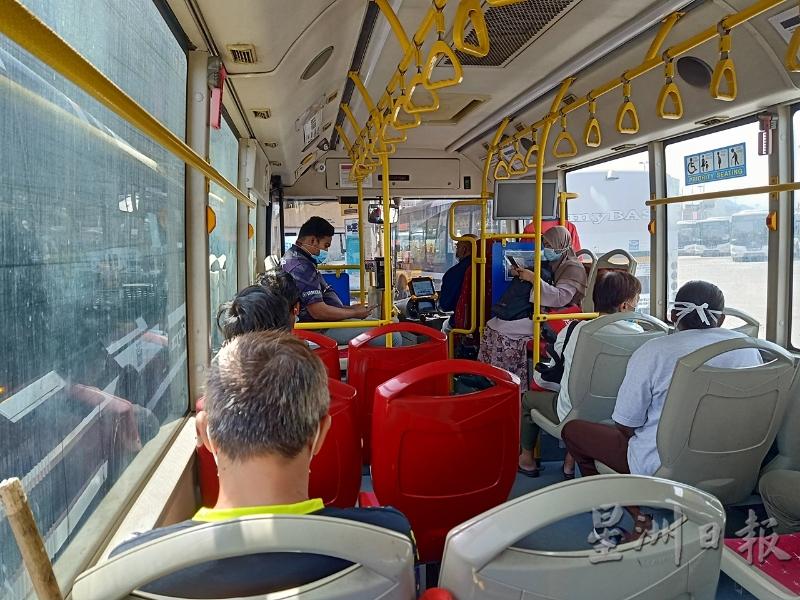 没有佩戴口罩的民众不被允许上巴士，而坐在巴士上的搭客，也严格遵守政府的指示，没有人把口罩取下来。

