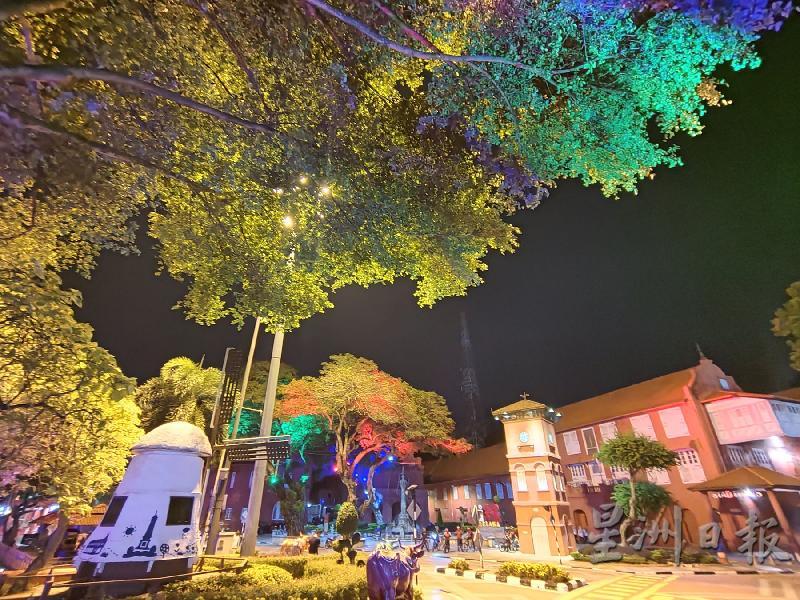 甲河旁的灯火映照着红屋、大钟楼,在夜色下怎样看都是美。