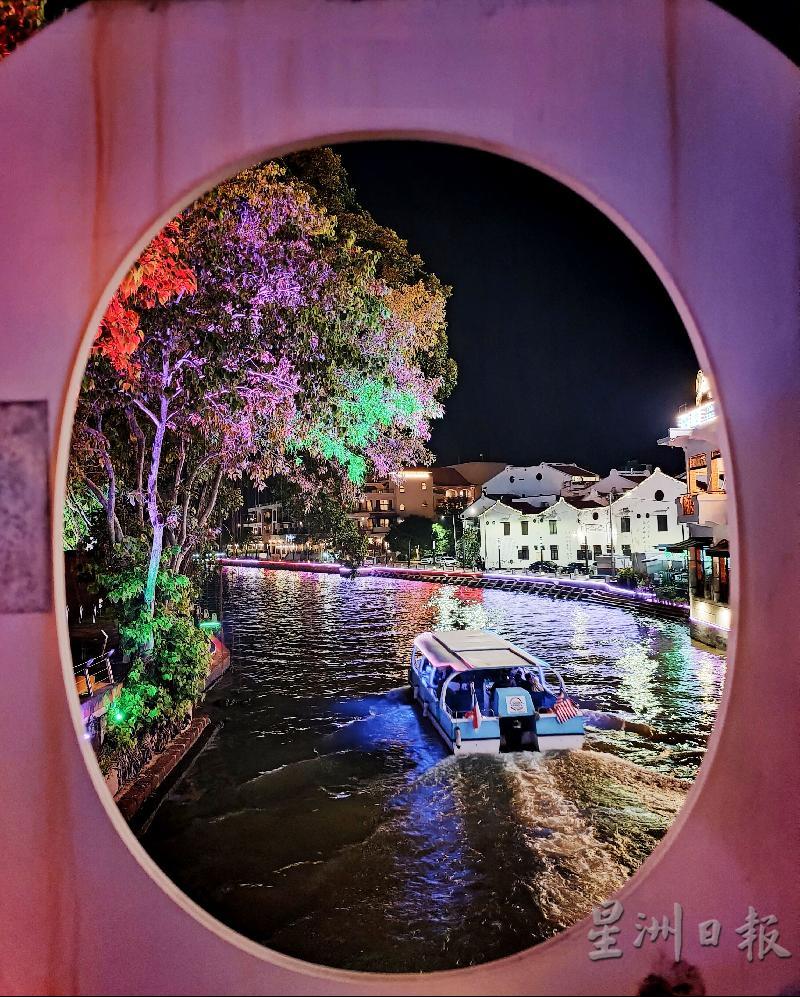 透过桥上的广告牌的洞口取景,画面沉静的好似一幅画。