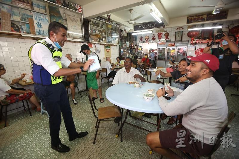 警方向公众讲解，在用餐时可以不必戴口罩。
