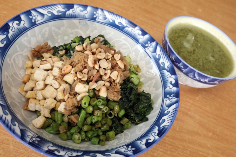 招牌擂茶放有菜脯小米，搭配其他的蔬菜如芥兰、豆角及豆腐干，十分清香可口。（RM8.50）
