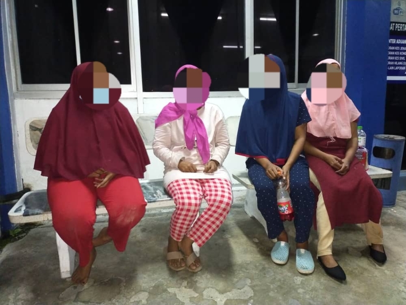 4名印尼籍女子偷渡入境我国，被警方逮捕并带回警局接受调查。