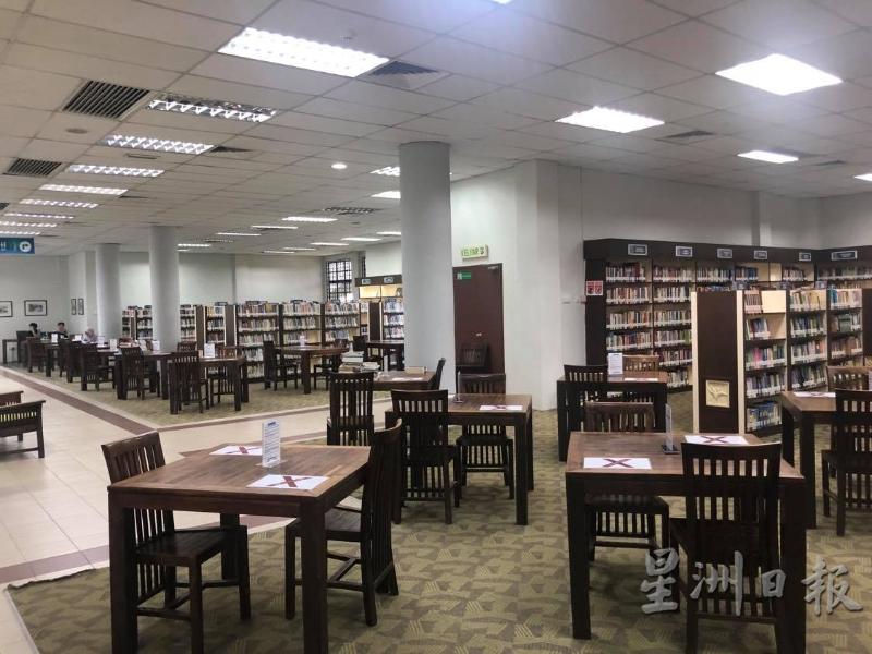 柔佛州政府公共图书馆环境良好，平日里吸引不少学生、工作人士等到访。

