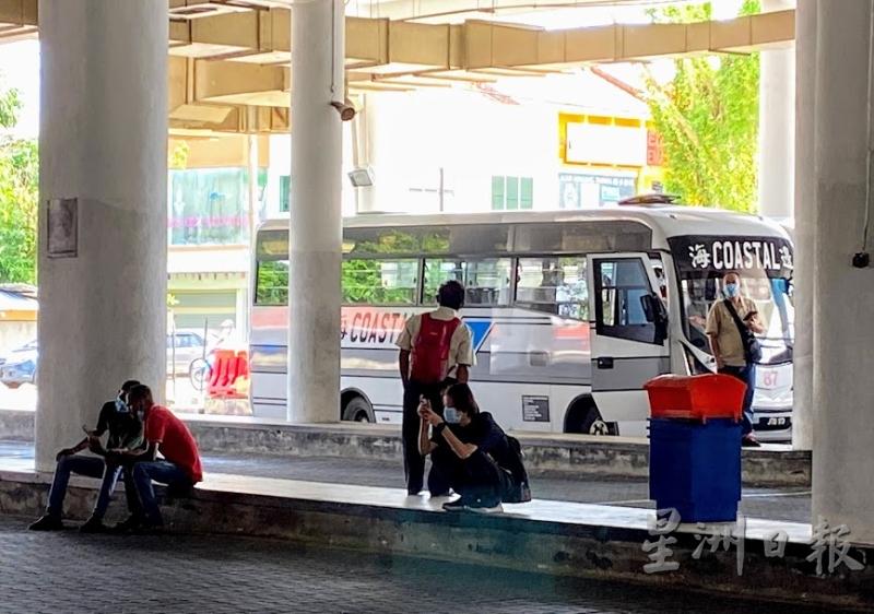 民众在峇株巴辖巴士总站等巴士时都罩不离口。