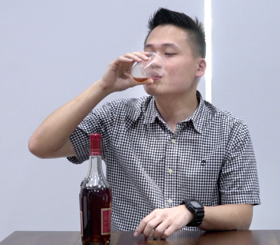 黎秉辉在实验中饮用的酒精分量是2杯威士忌，首轮测试结果为0.013%，但却在第二轮测试中飙升至0.028%。
