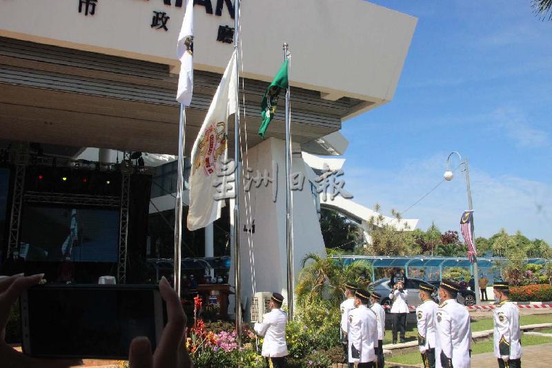 
负责人员在古晋南市市政局大厦广场进行古晋升格为市32周年升旗礼。