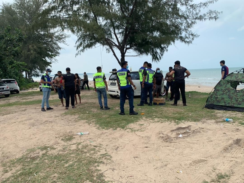 哥打丁宜警方出动特别行动小组，到峇都拉雅（Batu Layar）公共海边展开执法行动。

