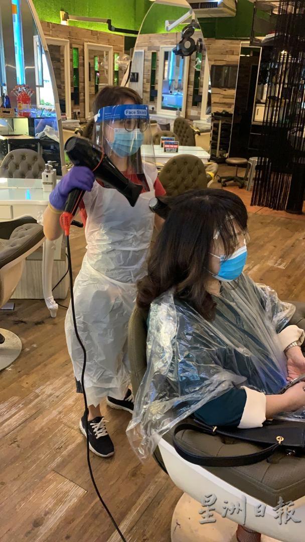 Baptain Hair Salon理发师与顾客皆戴上防面罩来理发。