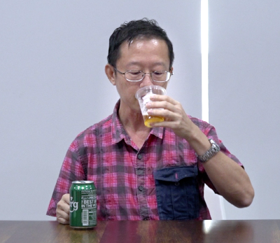 陈城周在实验中饮用的酒精分量是1罐啤酒，首轮测试结果为0.043%，相当接近新法案下的超标水平。