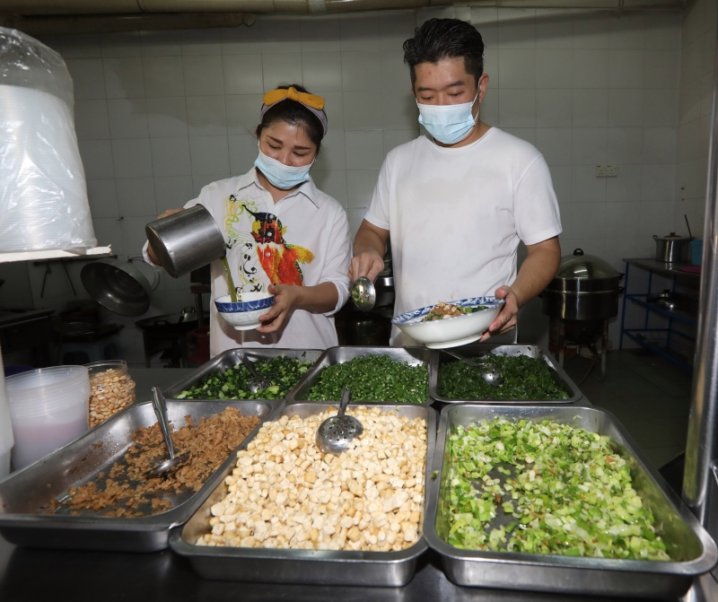 李健铭（右）及黄碧莹夫妇共同经营餐馆，推出富有传统味道的客家美食。