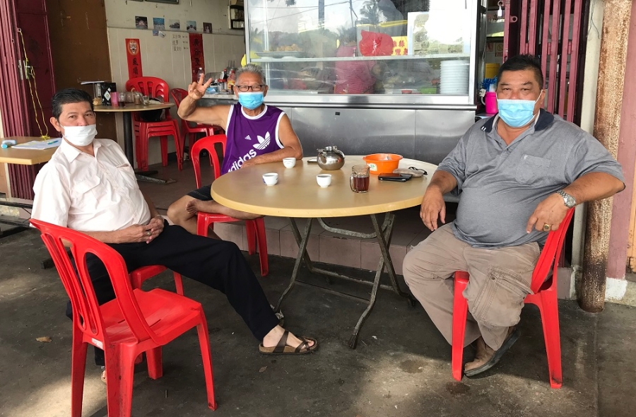 市民出外喝茶时也戴口罩，右一起为邓国荣、唐德荣及吴大力。