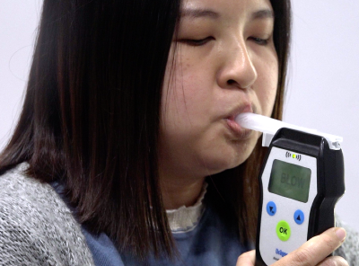 黄田恬喝了两罐啤酒后，使用呼气式酒精检测仪测量体内的酒精水平，首轮测试结果为0.048%。