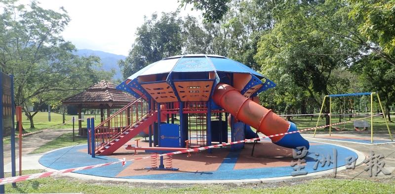 太平市议会在太平湖公园的儿童游乐场拉起警戒线，禁止儿童进入玩乐。