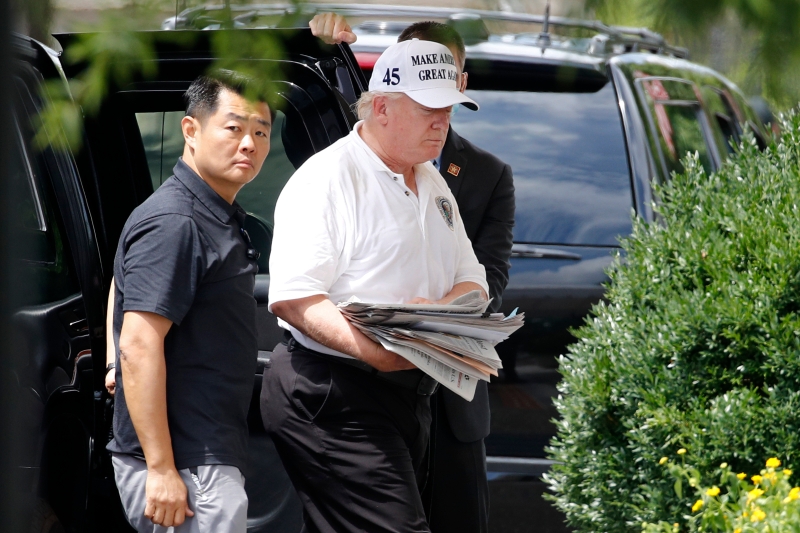 特朗普造访弗吉尼亚州史特林高尔夫球场过过打球瘾后返回白宫，期间被拍到戴着“让美国再次伟大”的球帽，不忘为自己拉票造势。（美联社照片）