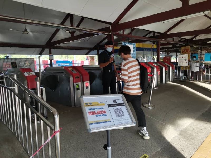 芙蓉电动火车站入口闸有一名警员驻守，凡入站者必须经过体温测量及戴上口罩。
