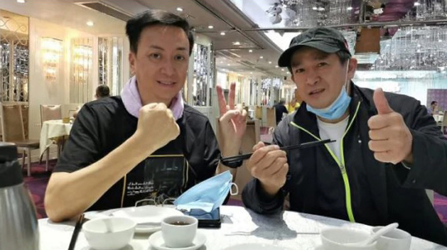 刘少君（左）与麦德罗康复出院，即相约喝茶庆祝。