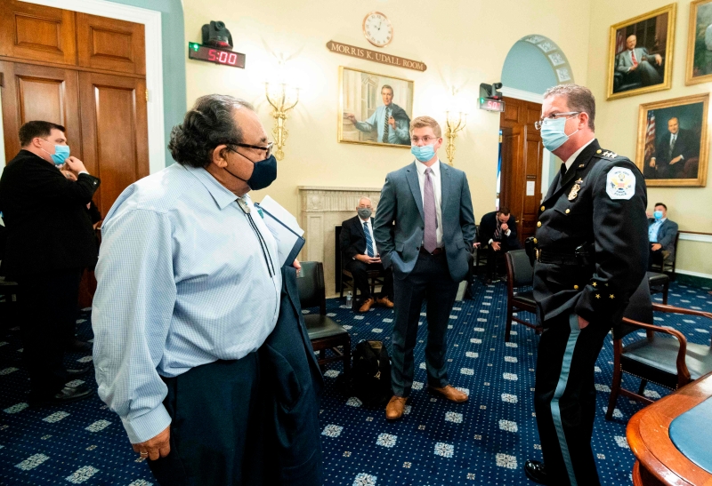 身为众议院自然资源委员会主席的格里亚尔瓦（左）上周二在一场听证会前，与美国公园警察署理警长莫纳汉交谈。（法新社照片）