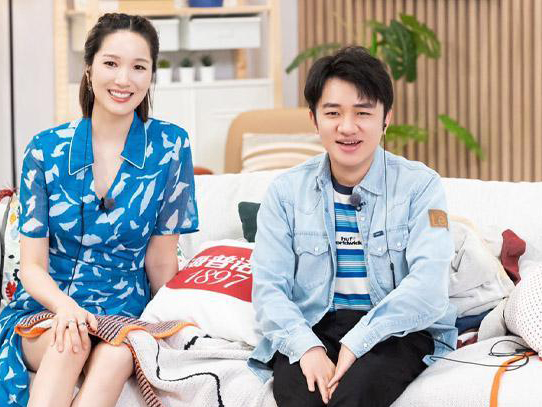 王祖蓝与李亚男以夫妻档参与中国真人秀《做家务的男人》。