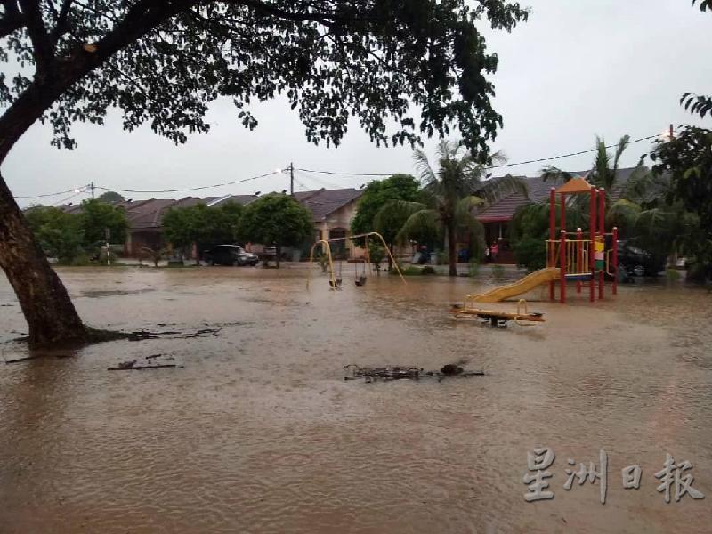 武吉南眉花园游乐场也淹水。