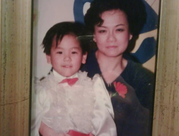 彭于晏和妈妈的童年合照。
