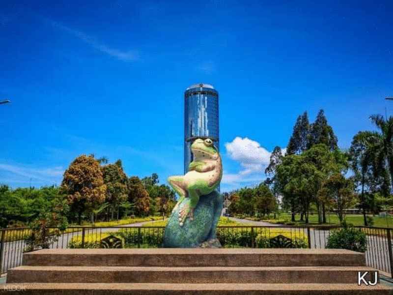 网民将青蛙雕塑加入沙巴基金局大厦风景图中。