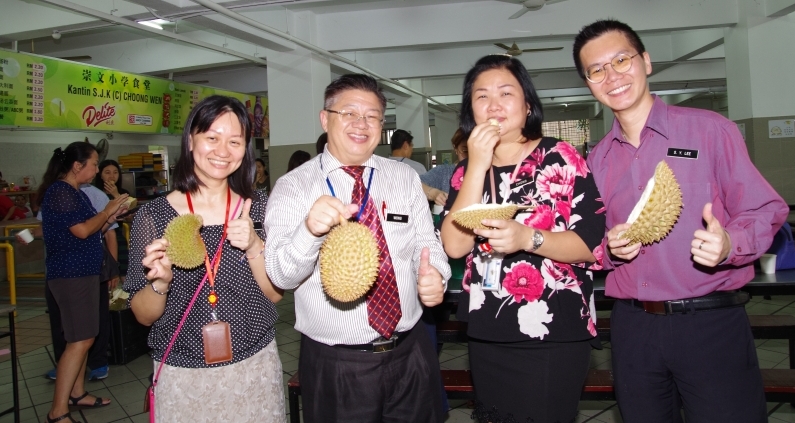 王仕发（左二）与3名现任副校长在“榴莲大餐”同乐。左一是邓彩幼；右起是李性义和锺仪凤。
