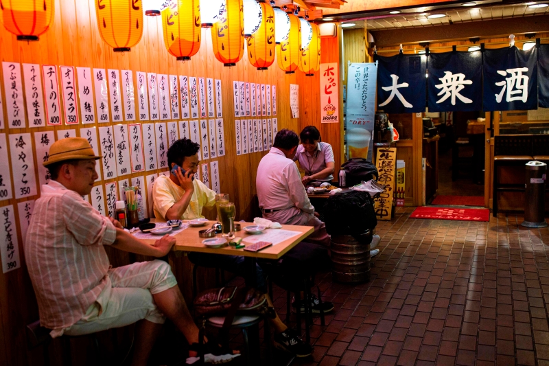 东京都及大阪府分别要求部分提供酒类的餐饮店缩短营业时间或停业。图为东京一间居酒屋。（法新社照片）